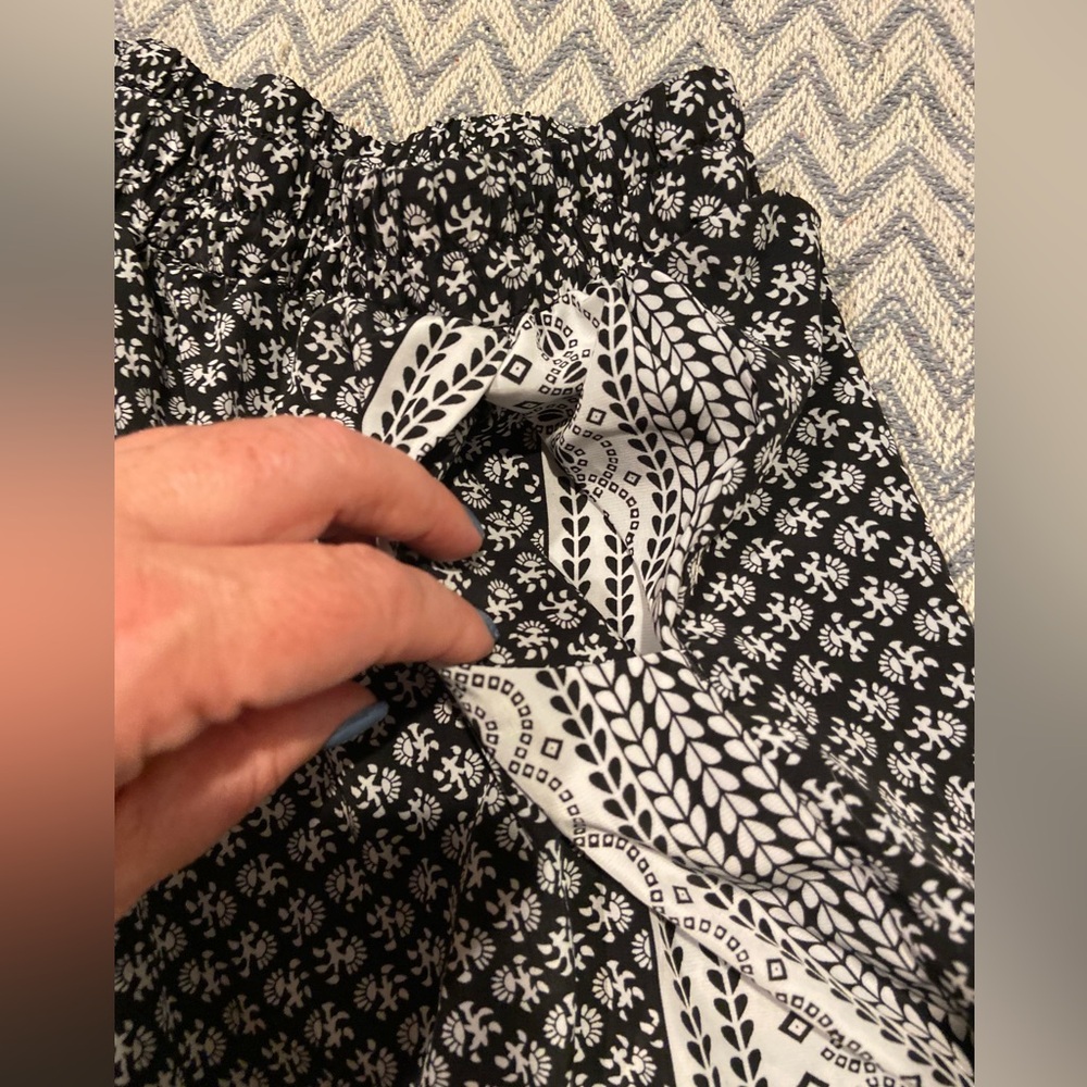BeBop XS Black & White High-Waisted Patterned Shorts with Pockets - Picture 5 of 5